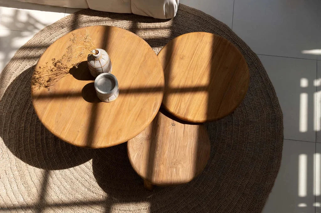 Table basse en bois dans un salon