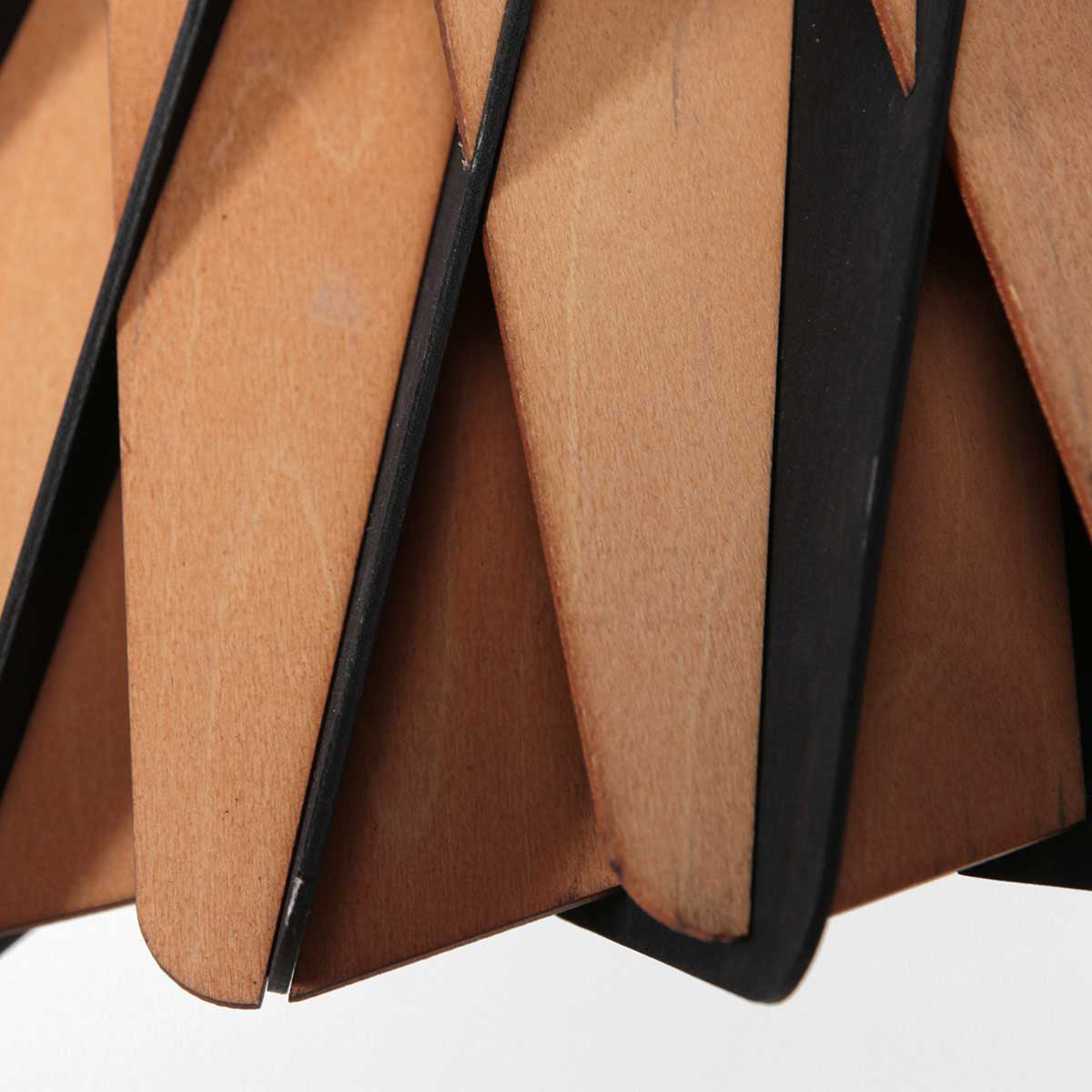 Suspension en bois ajouré motif zigzag noir et naturel – Ø46 cm