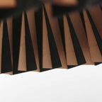 Suspension en bois ajouré motif zigzag noir et naturel – Ø46 cm