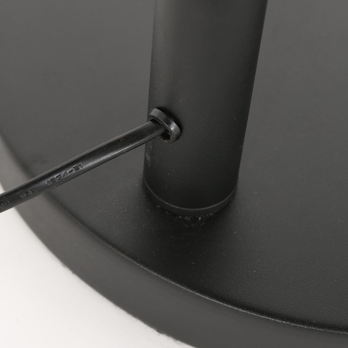 Lampadaire arqué en métal noir abat-jours bois clair – H200 cm