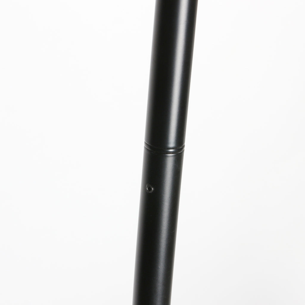 Lampe sur pied noire avec abat-jour en bambou tressé et bras arqué – H193 cm