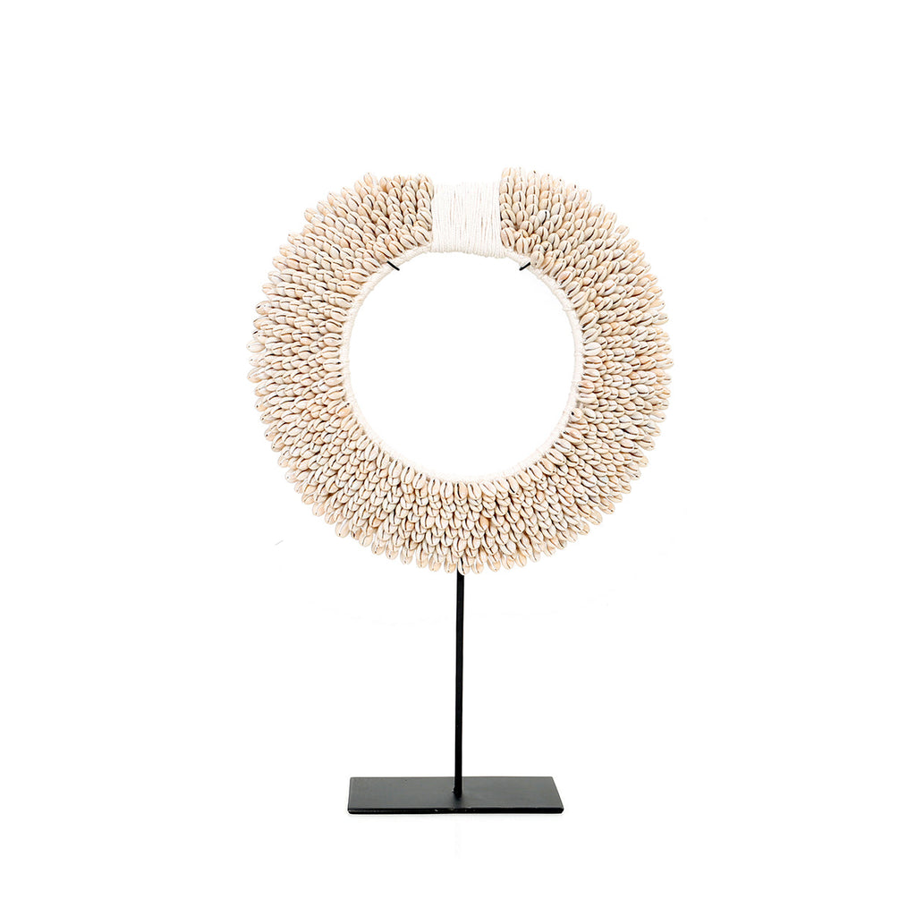 Disque décoratif en coquillages blancs sur socle métal noir – H45 cm