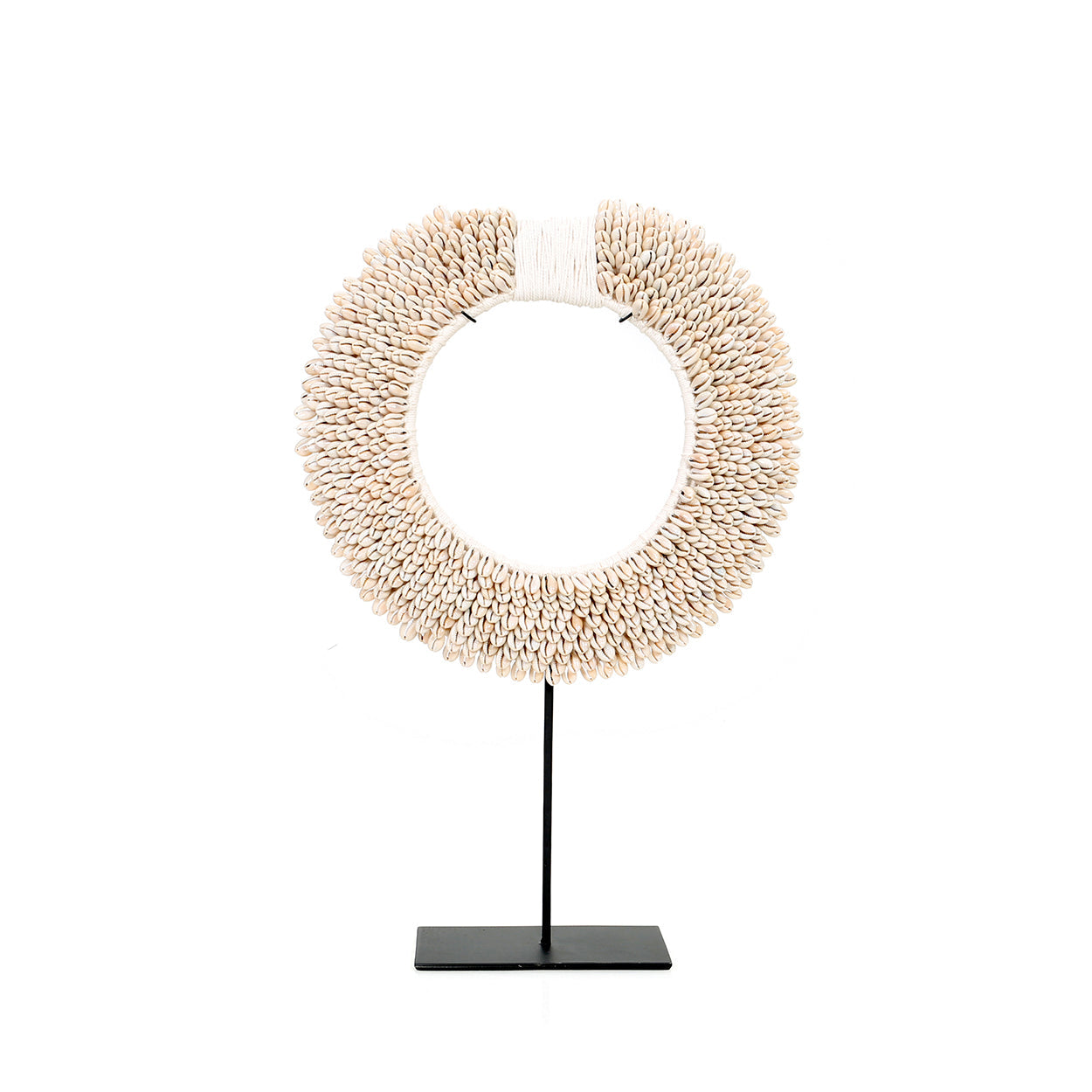 Disque décoratif en coquillages blancs sur socle métal noir – H45 cm