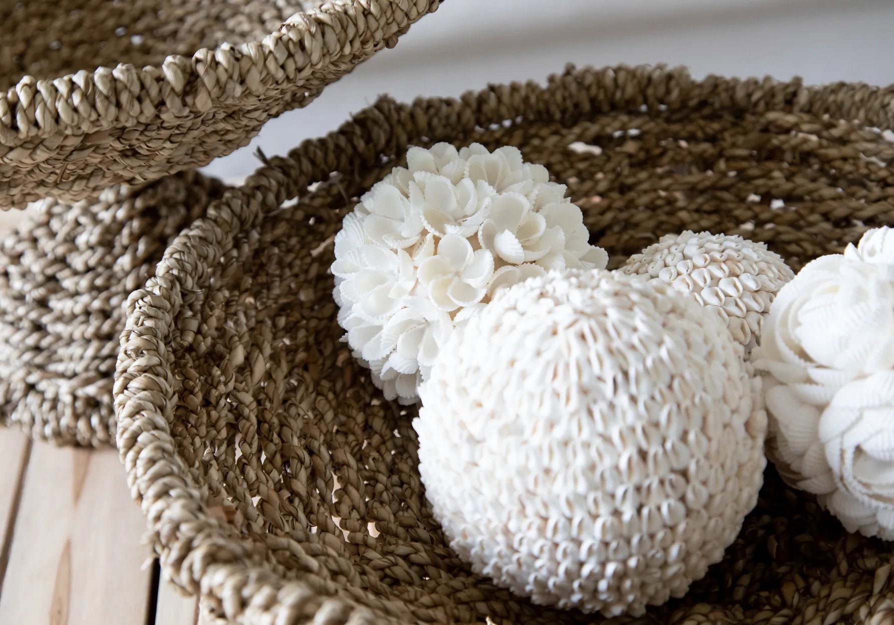 Boule déco en coquillages blancs – Ø9 cm