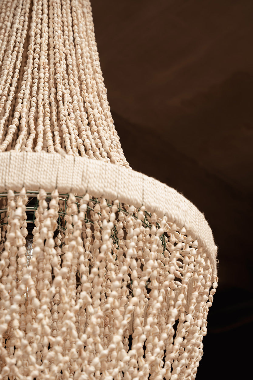 Suspension en coquillages beige en cascade pour salon – H85 cm