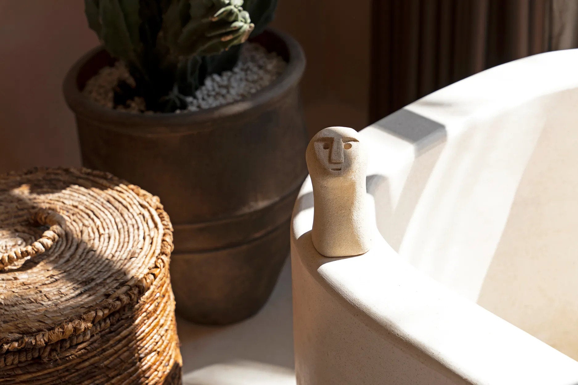 Figurine décorative en grès sculpté – Visage beige
