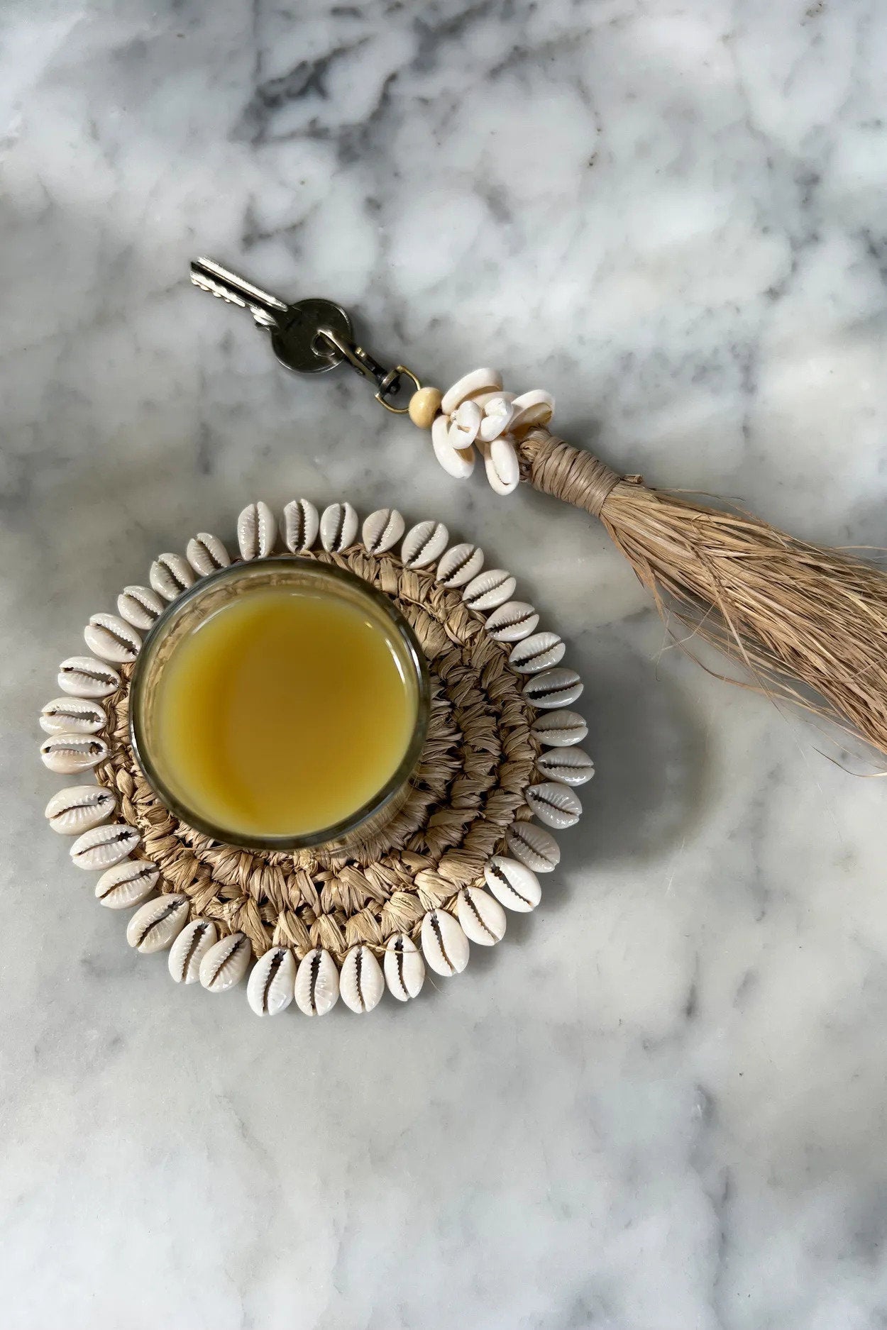 Dessous de verre rond en raphia et coquillages - Ø13 cm