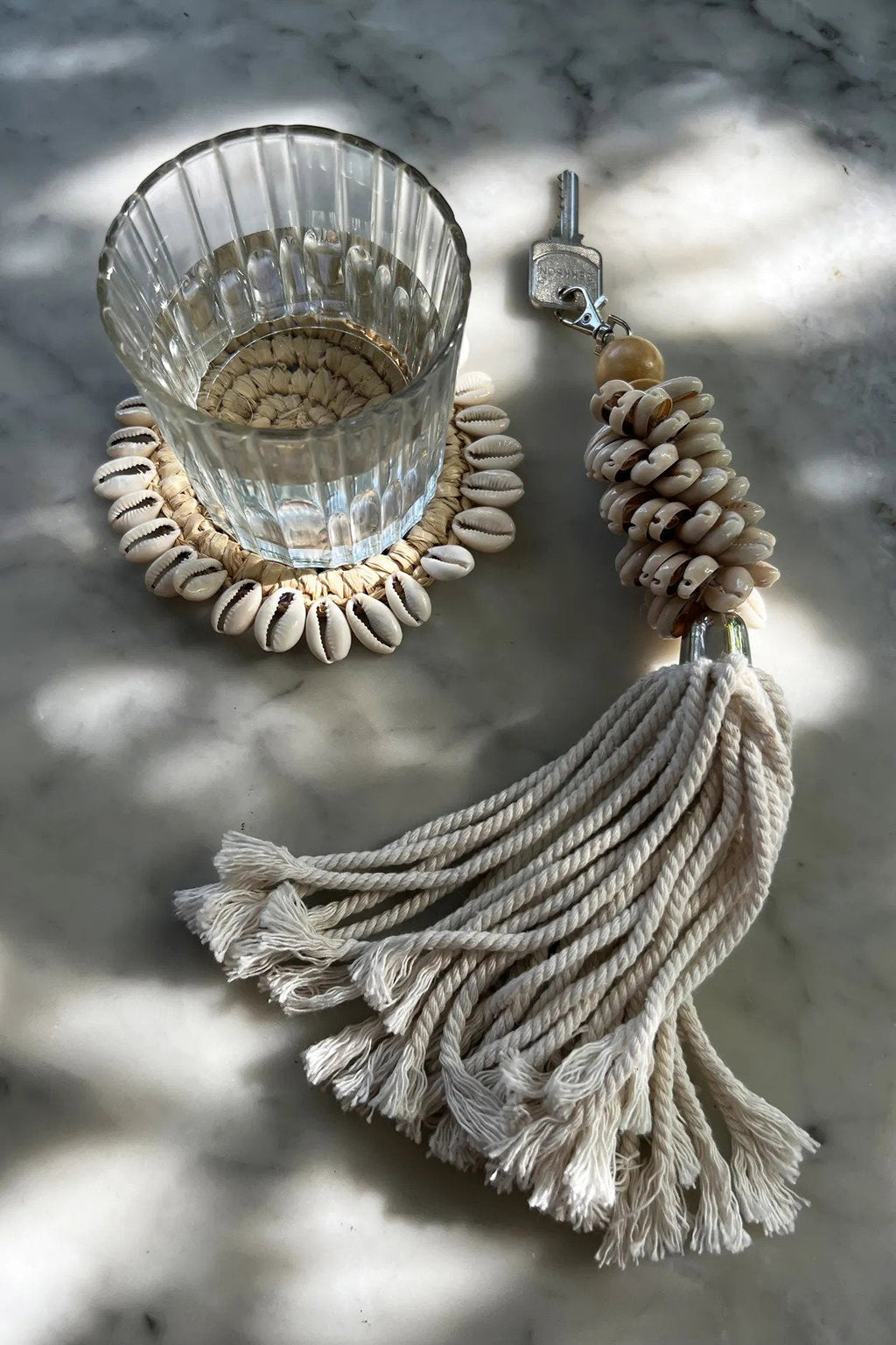 Dessous de verre rond en raphia et coquillages - Ø13 cm