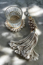 Dessous de verre rond en raphia et coquillages - Ø13 cm
