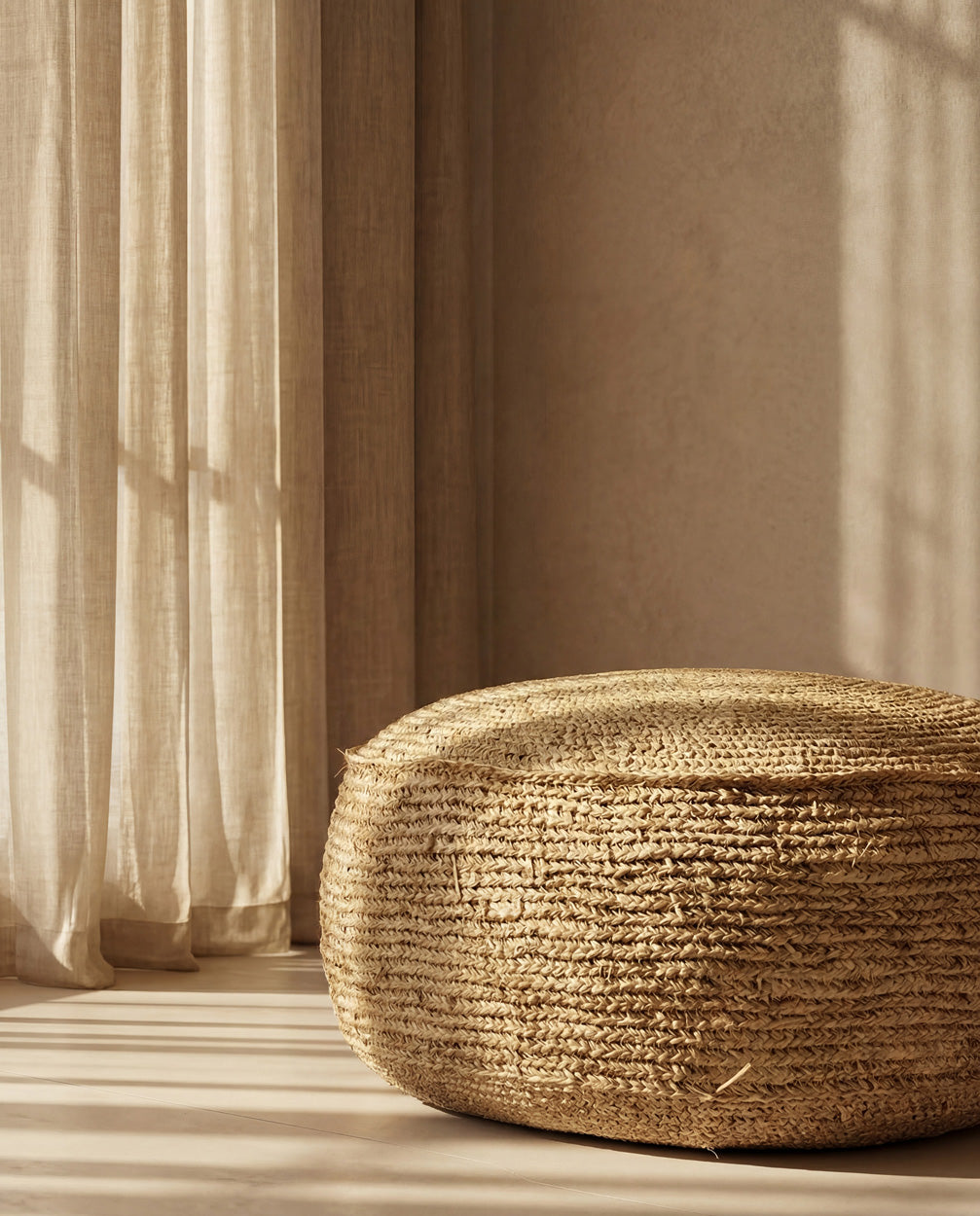 Pouf rond en raphia tressé naturel pour salon ou extérieur couvert – Ø60 cm