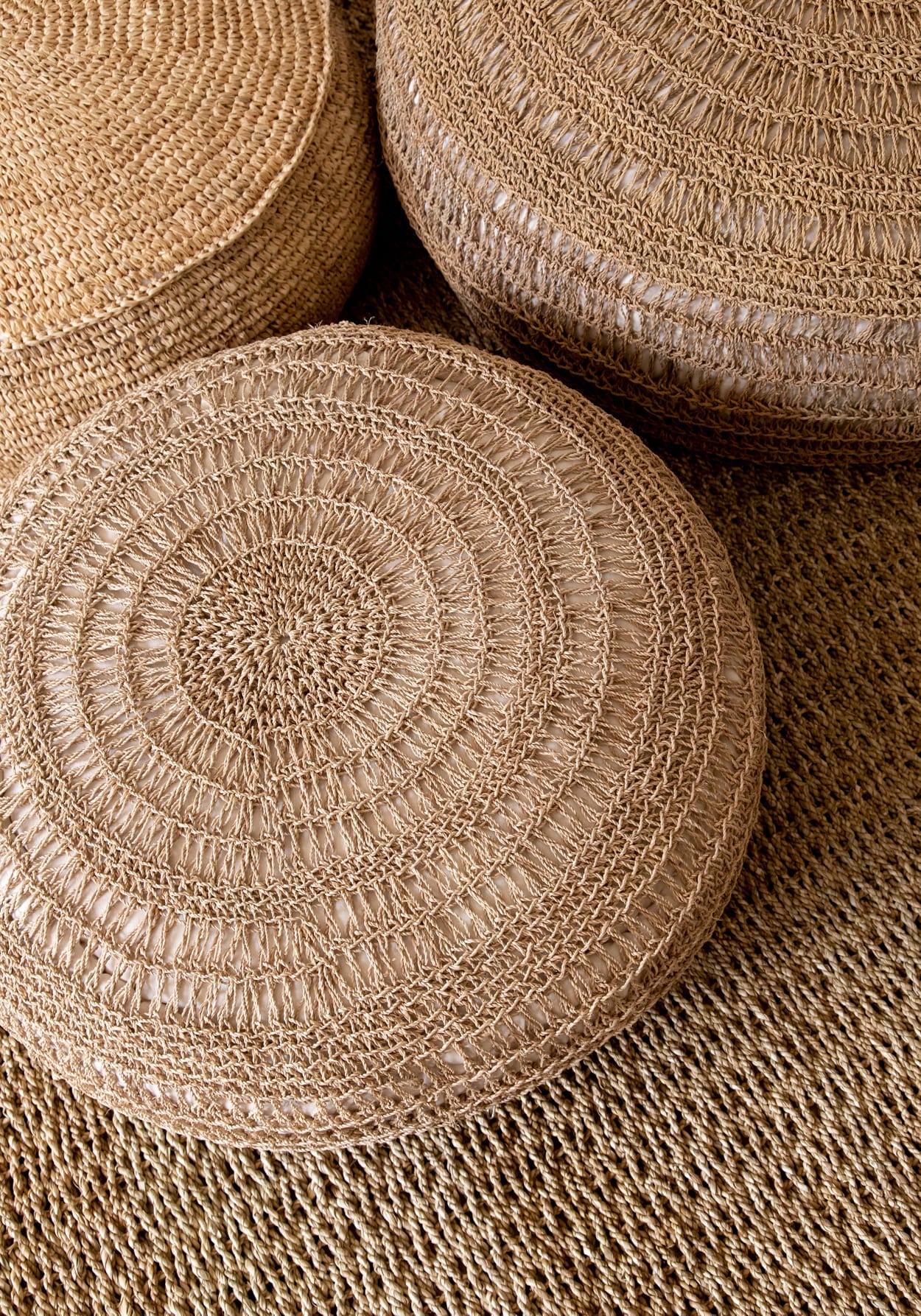 Pouf rond en raphia tressé naturel pour salon ou extérieur couvert – Ø60 cm