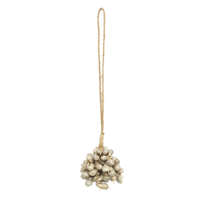 Suspension en coquillages beige – Pompon artisanal