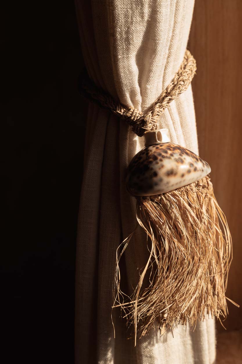 Gland décoratif en raphia naturel avec coquillage moucheté