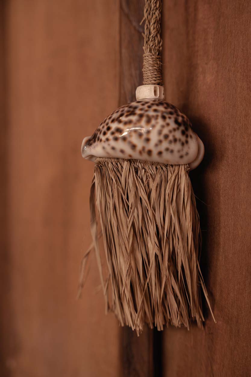 Gland décoratif en raphia naturel avec coquillage moucheté