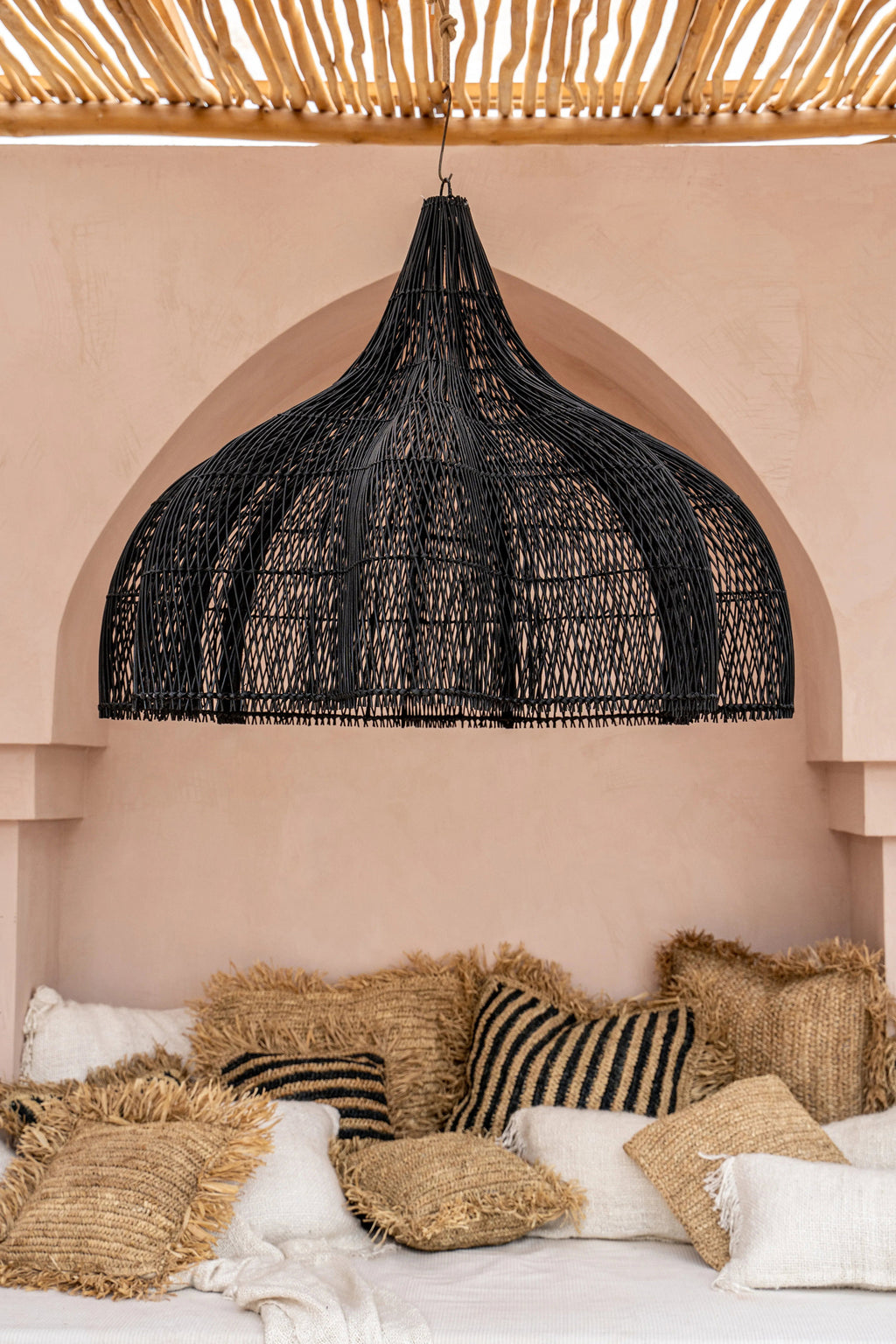 Suspension en rotin ajouré noir forme de fleur XL – Ø110 cm