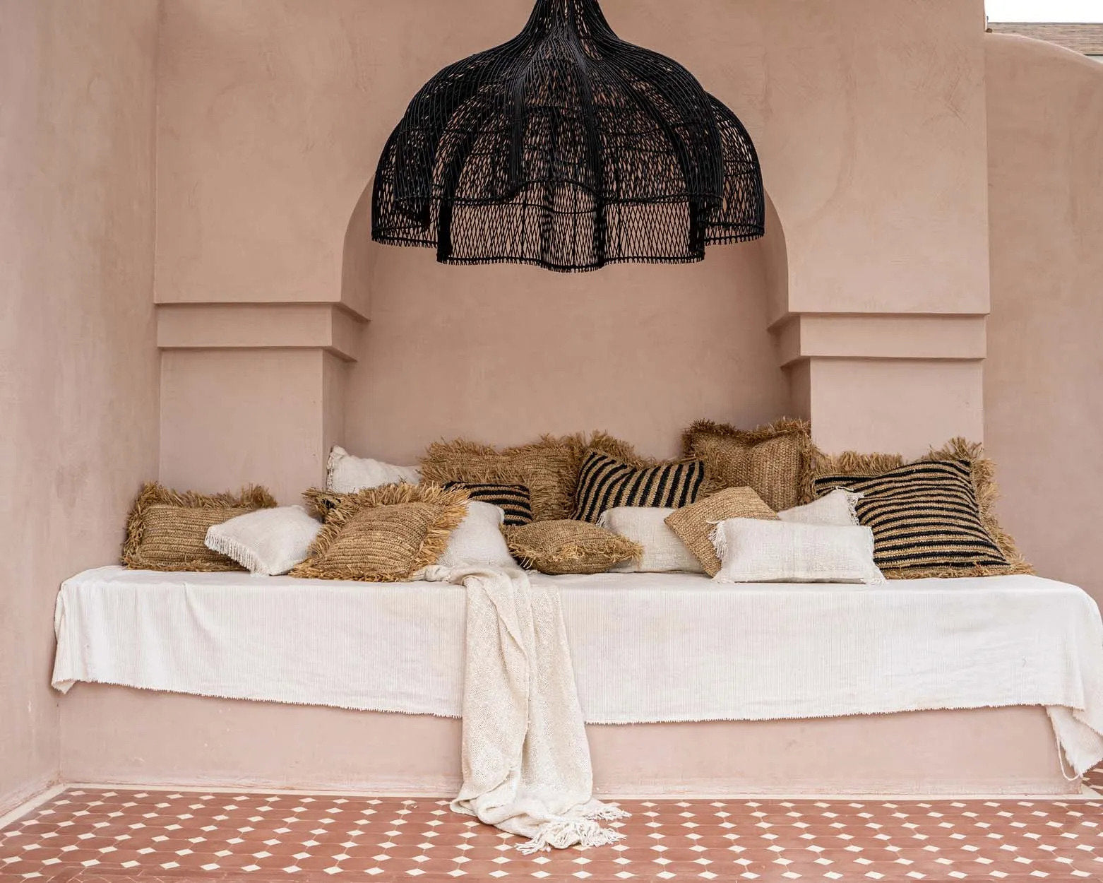 Suspension en rotin ajouré noir forme de fleur XL – Ø110 cm