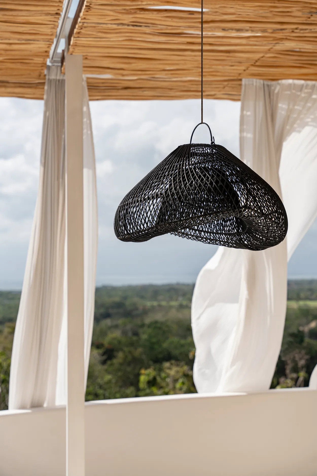 Suspension en rotin noir 60 cm forme nuage artisanale