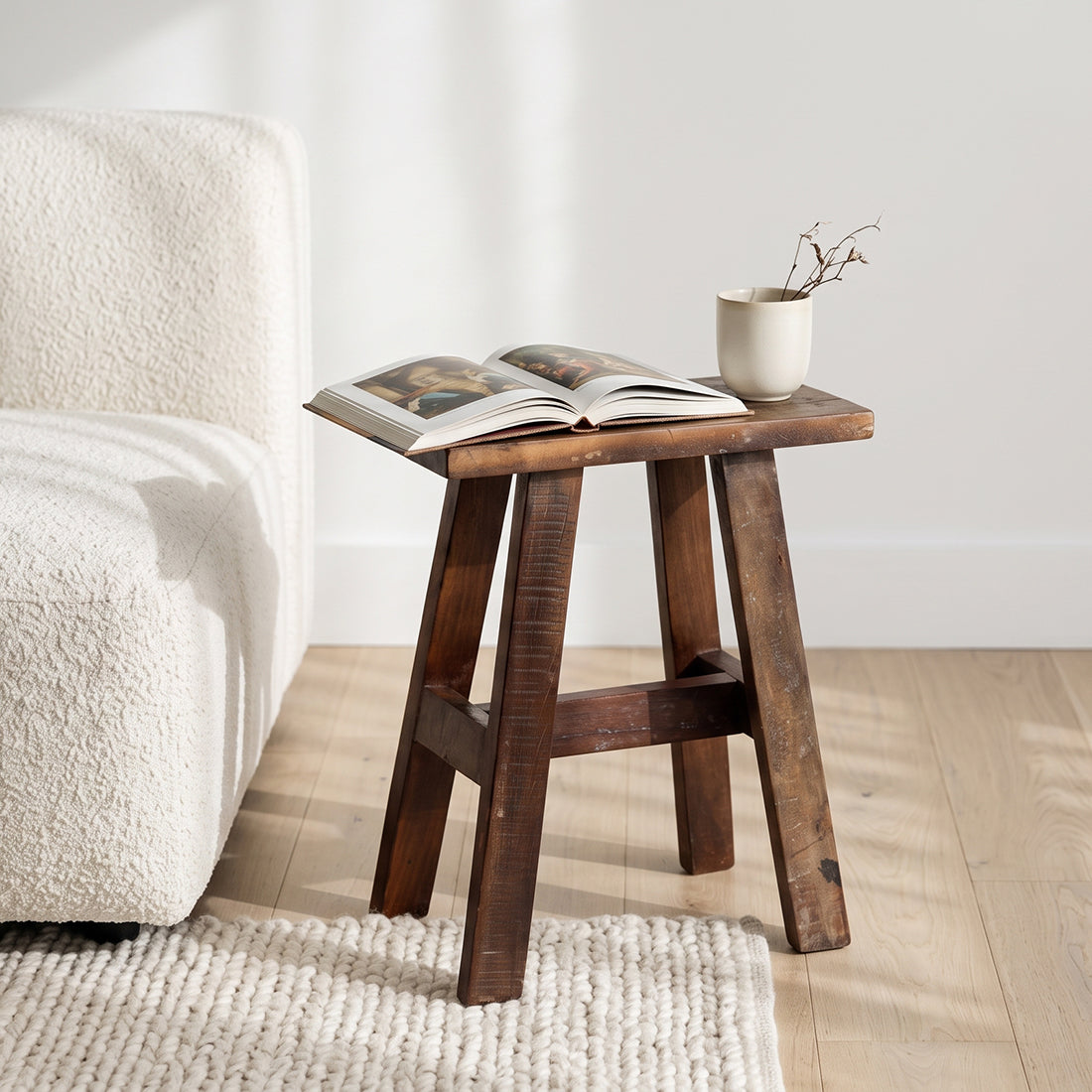 Banc en bois recyclé brun foncé pieds évasés look vintage – 45x20 cm