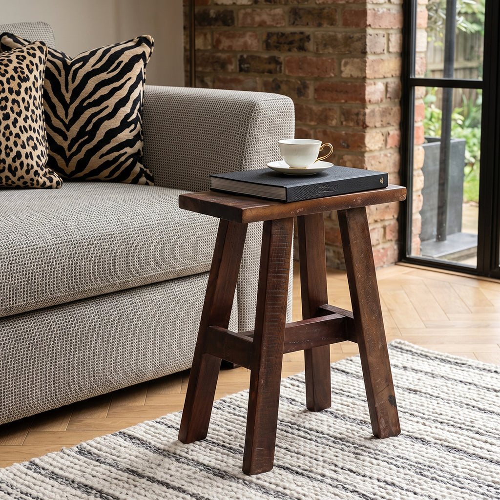 Banc en bois recyclé brun foncé pieds évasés look vintage – 45x20 cm