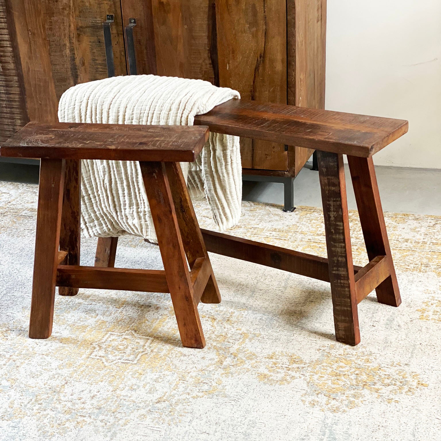 Banc en bois recyclé brun au look industriel rustique – 85x20 cm