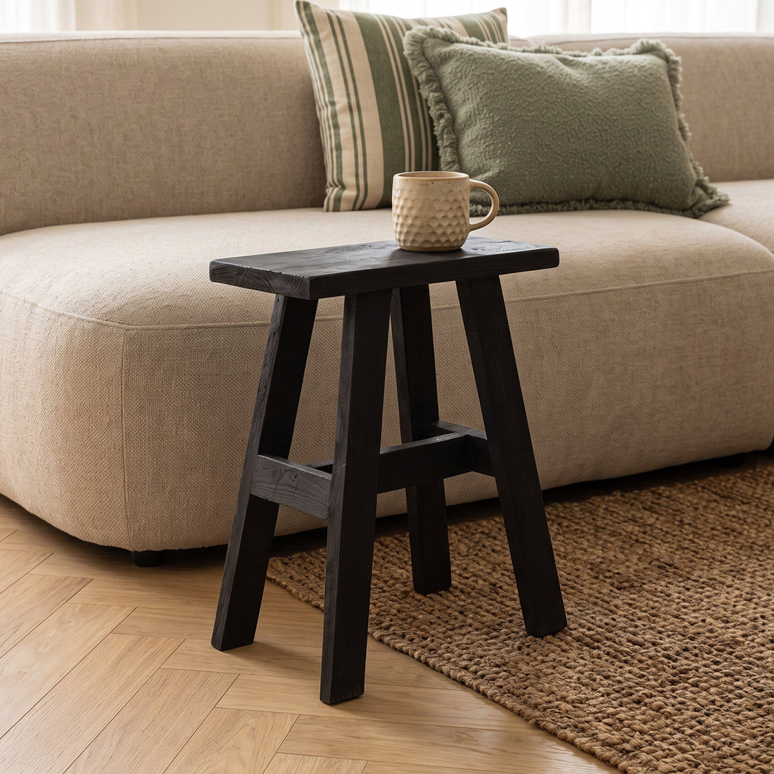 Banc en bois recyclé noir silhouette A pour entrée ou salon – 45x20 cm