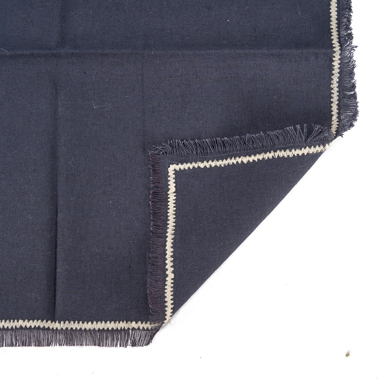 Serviette de table en lin noir naturel à franges et bordure écrue