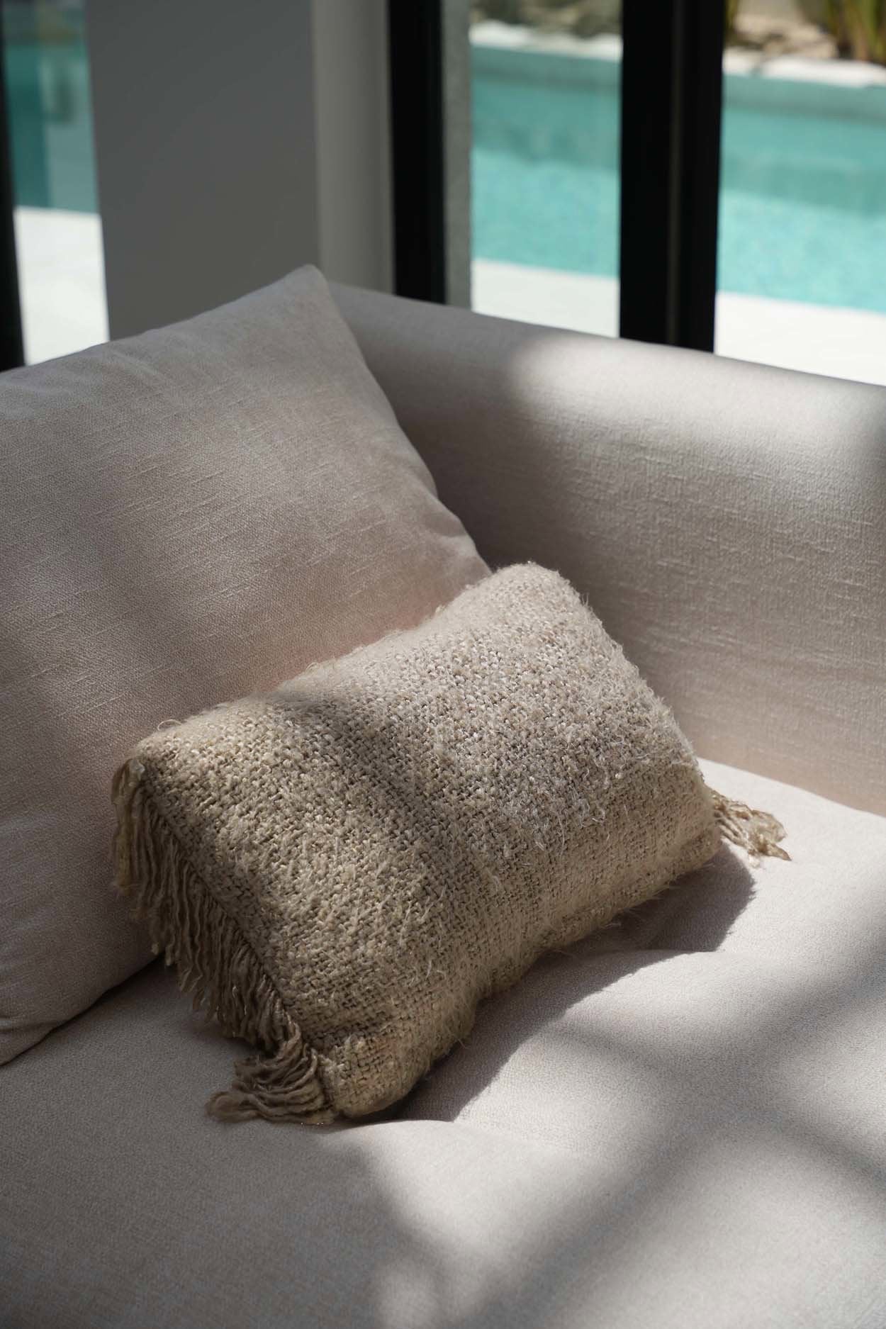 Housse de coussin beige en coton avec franges - 30x50 cm