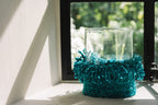 Photophore en verre avec manchon tissé turquoise à franges – H15 cm