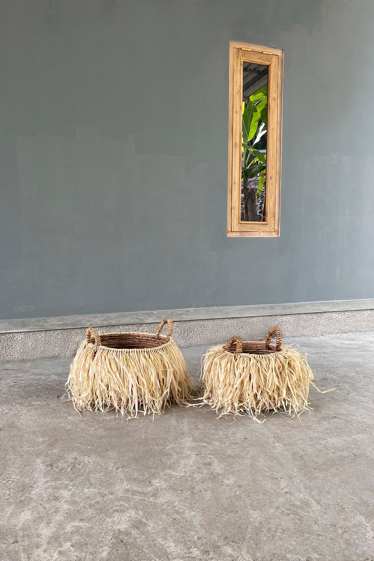 Panier en raphia naturel 43x43 cm avec déco feuillage