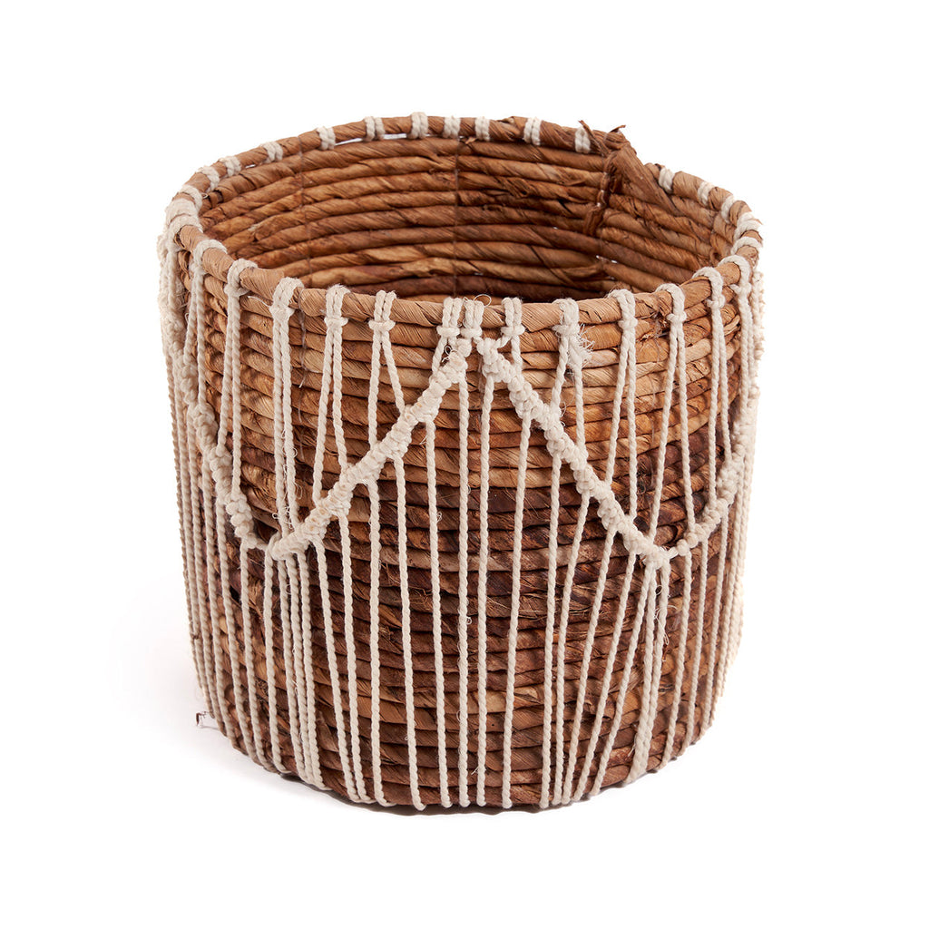 Panier cylindrique en macramé coton blanc et feuilles de bananier motif zigzag