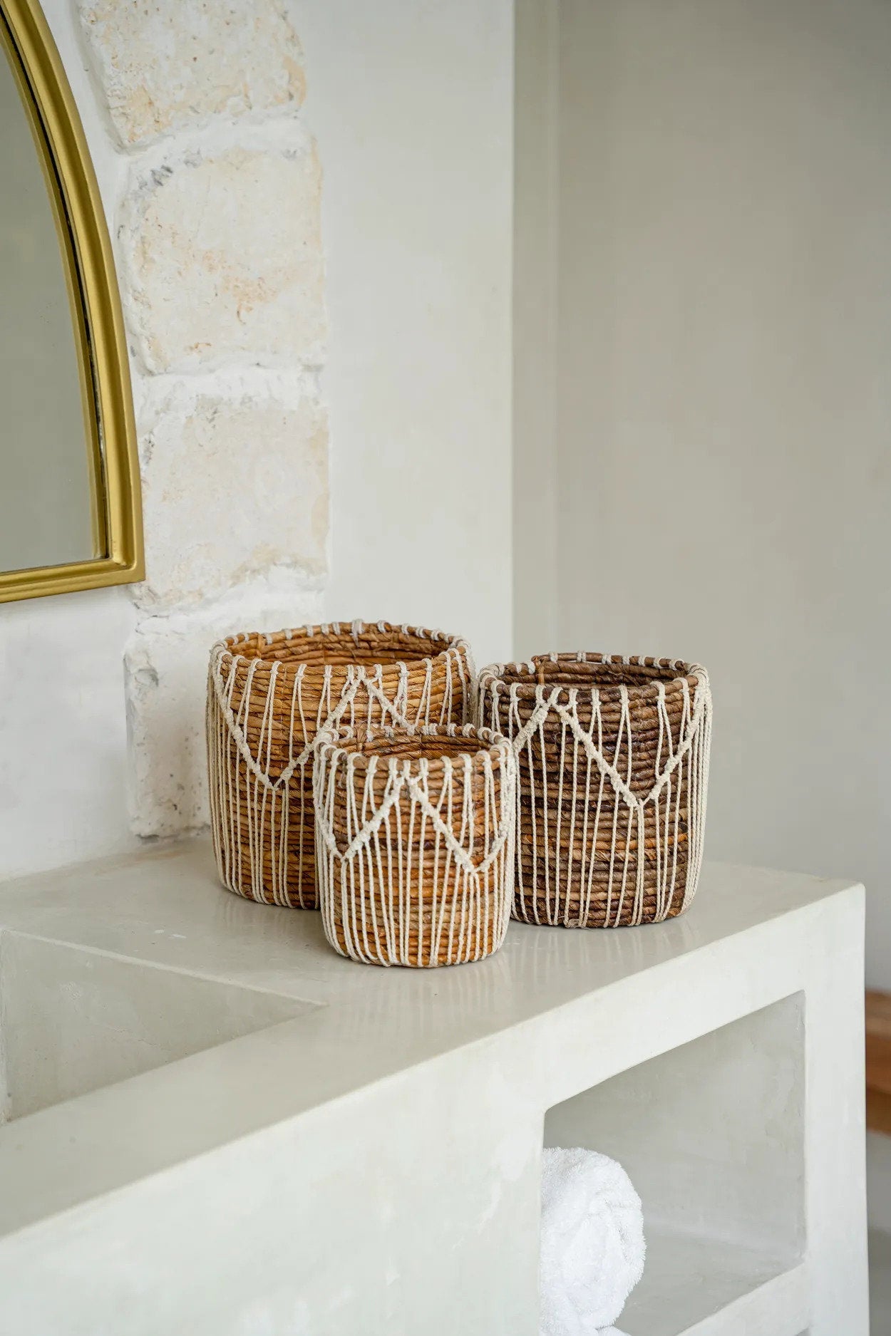 Panier cylindrique en macramé coton blanc et feuilles de bananier motif zigzag