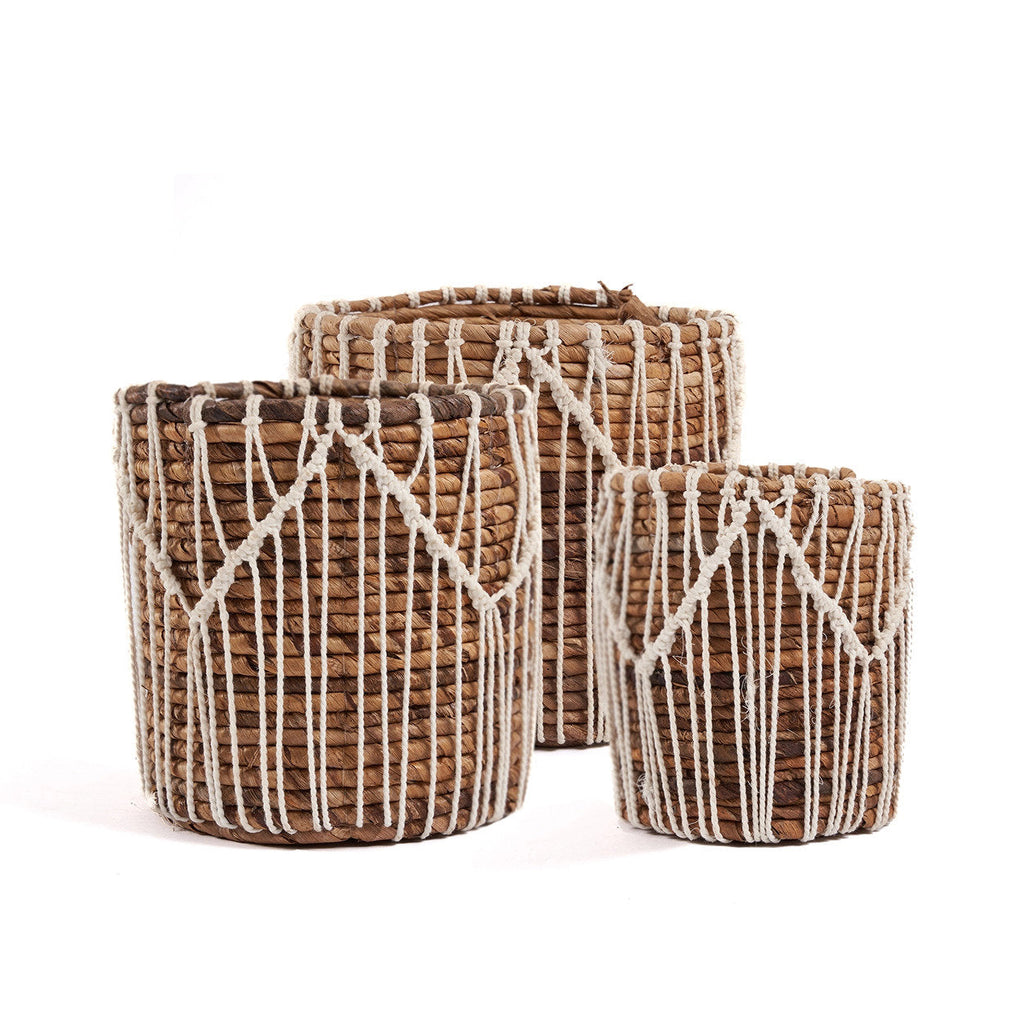 Panier cylindrique en macramé coton blanc et feuilles de bananier motif zigzag