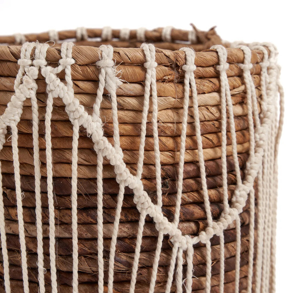 Panier cylindrique en macramé coton blanc et feuilles de bananier motif zigzag
