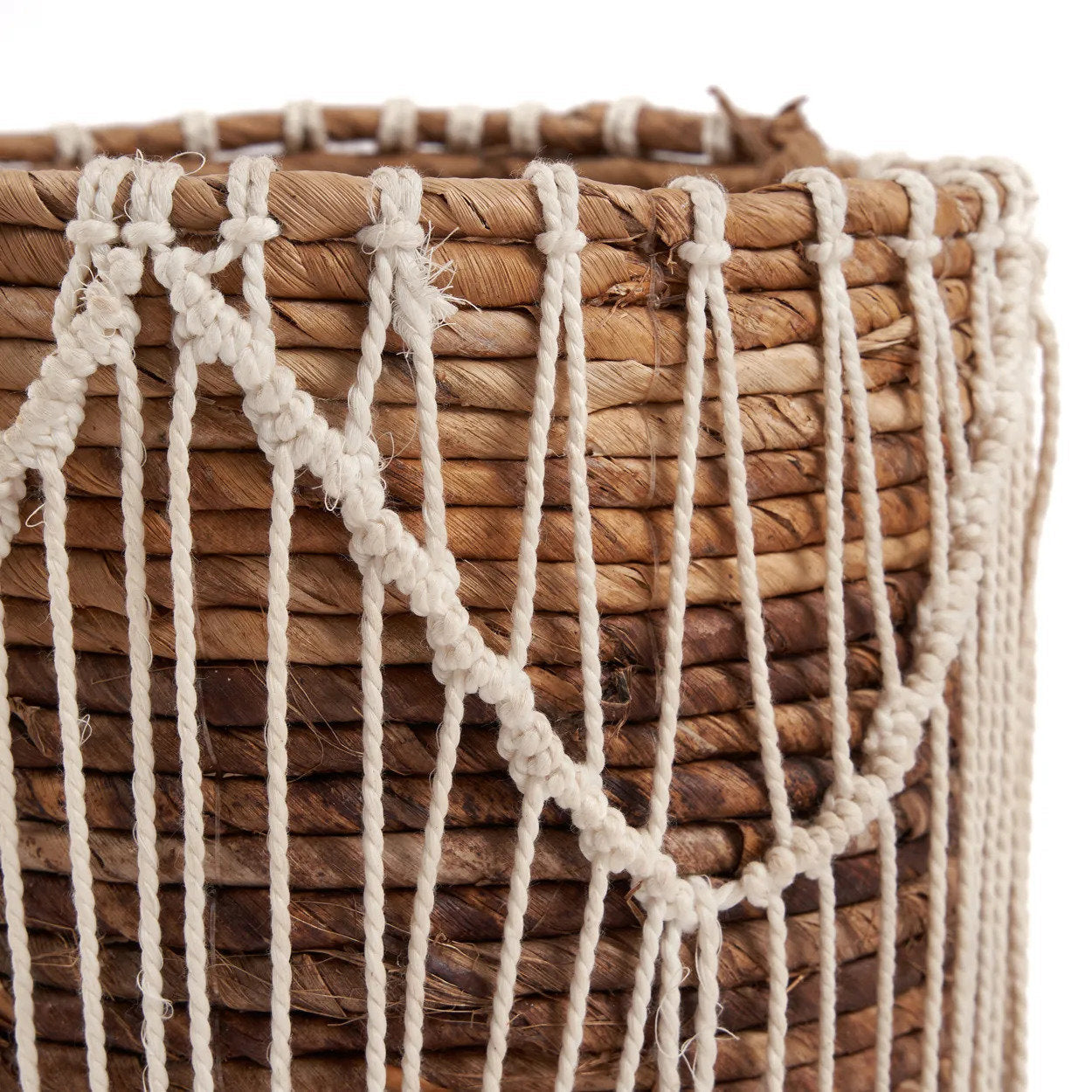 Panier cylindrique en macramé coton blanc et feuilles de bananier motif zigzag