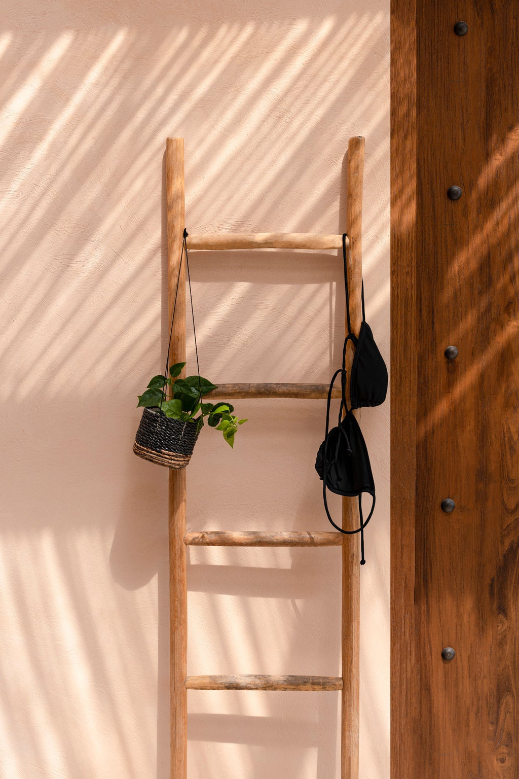 Suspension porte-plante ronde en feuille de bananier tressée noire