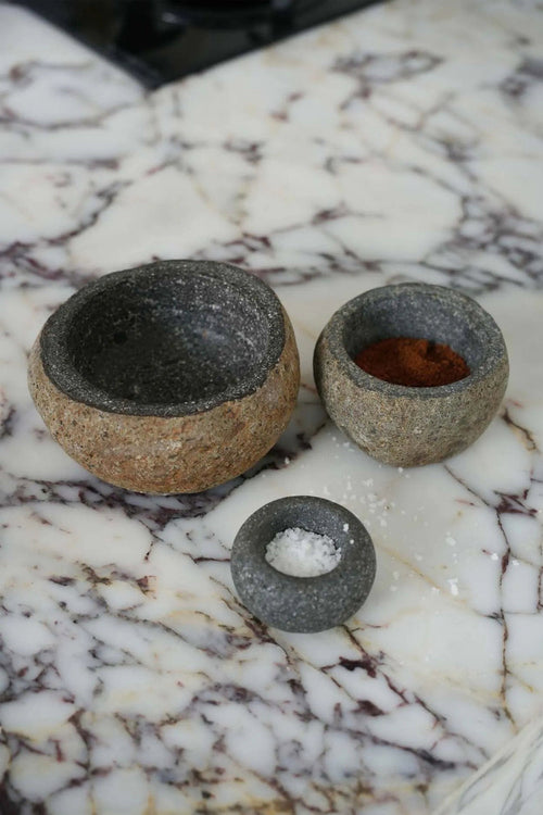 Bol à sel en pierre de lave gris granité forme galet