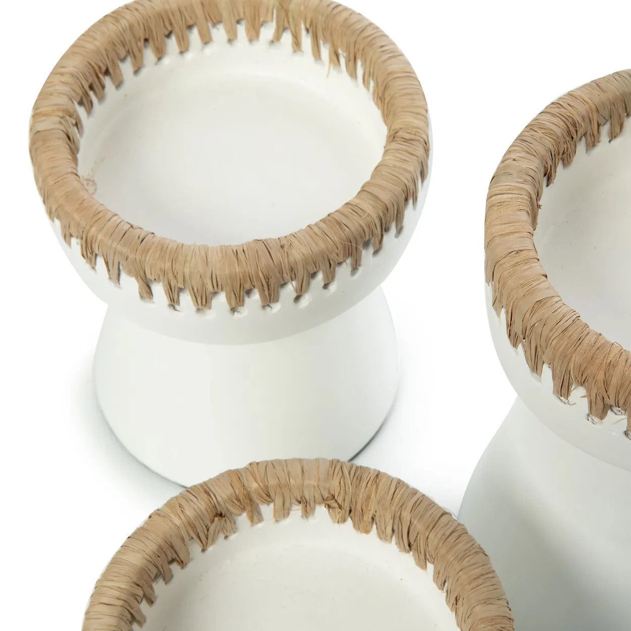 Porte-bougie en terre cuite blanche finition raphia naturel – H16 cm