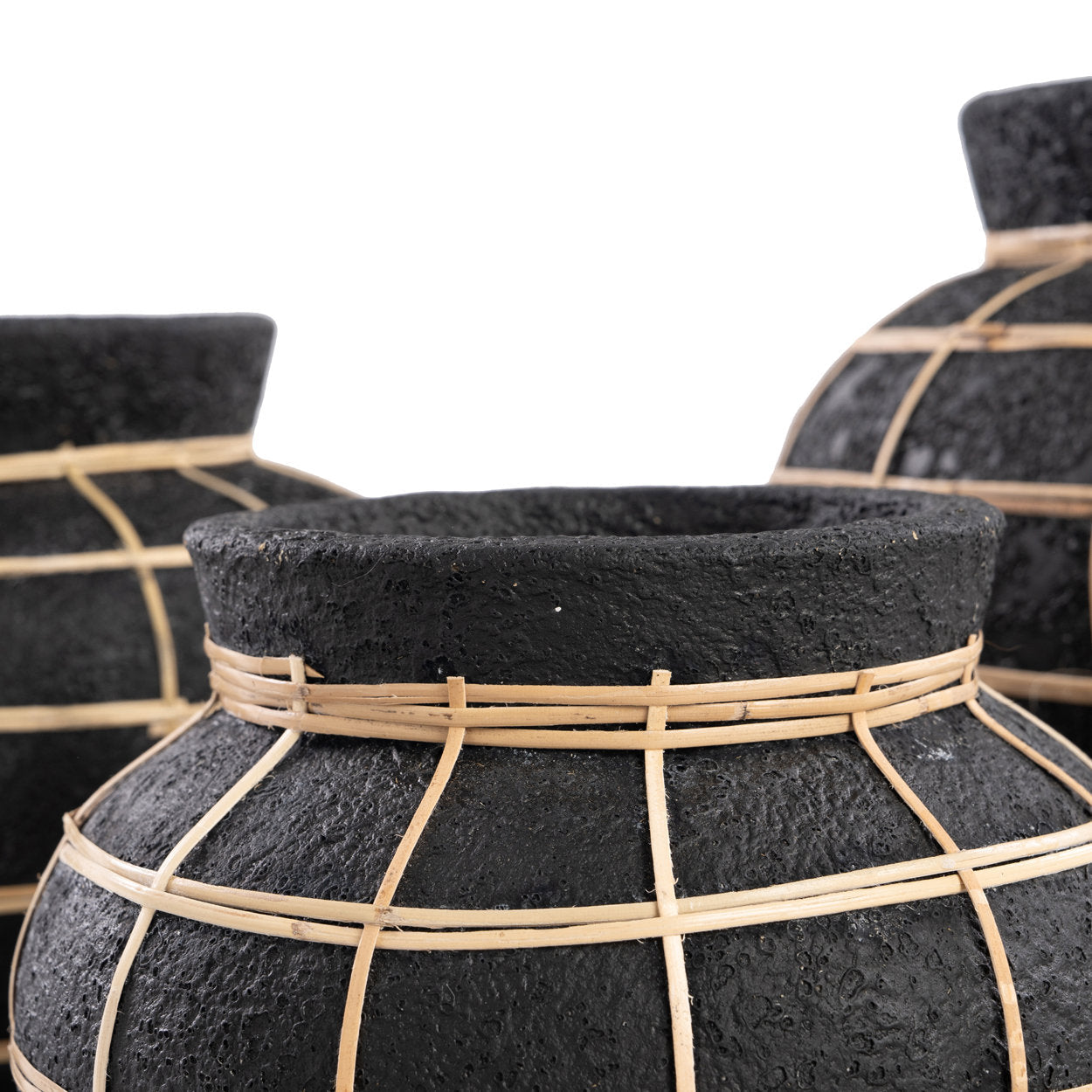 Vase rond noir en terre cuite détail en rotin – H23 cm