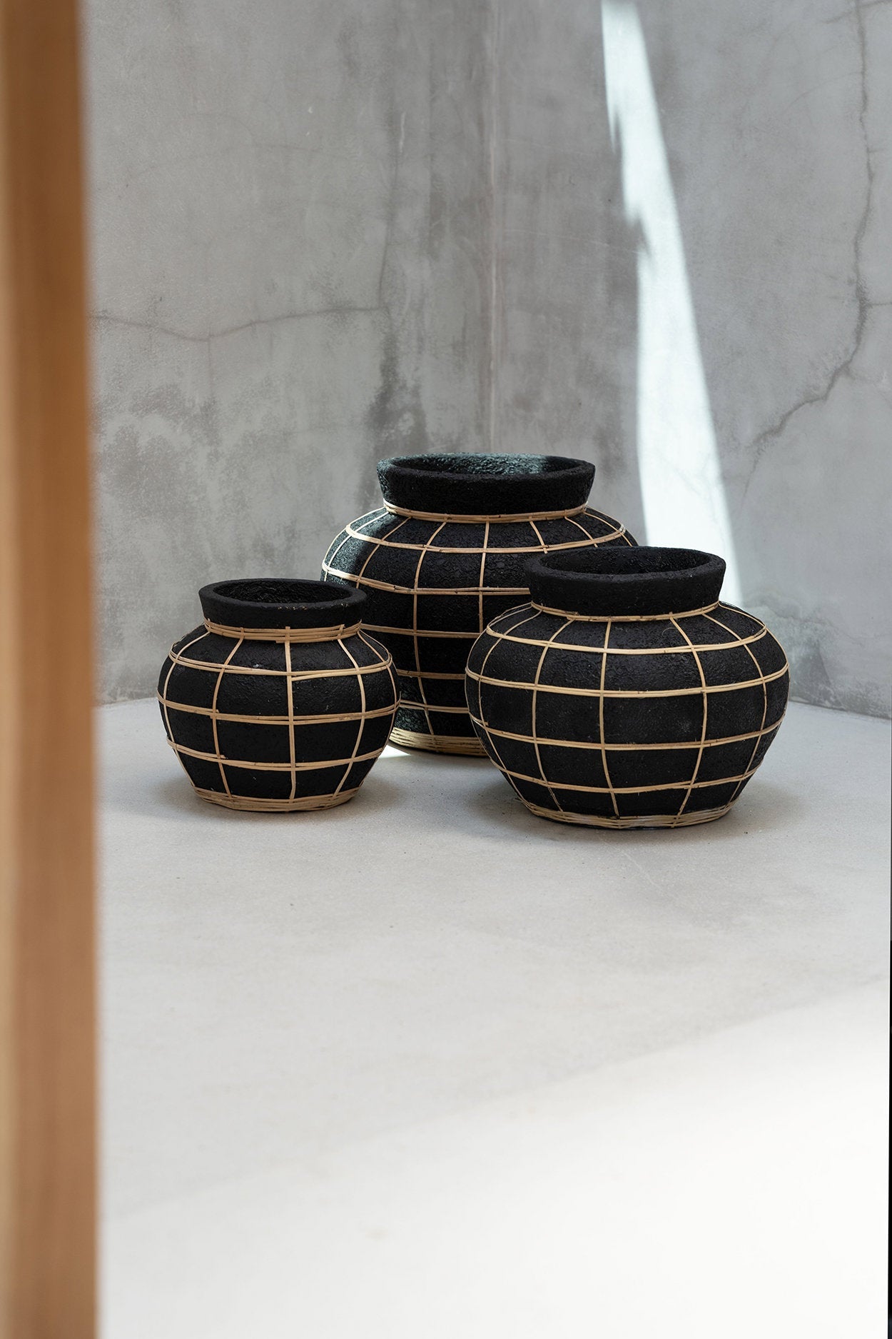 Vase rond en terre cuite et rotin noir naturel 19 cm