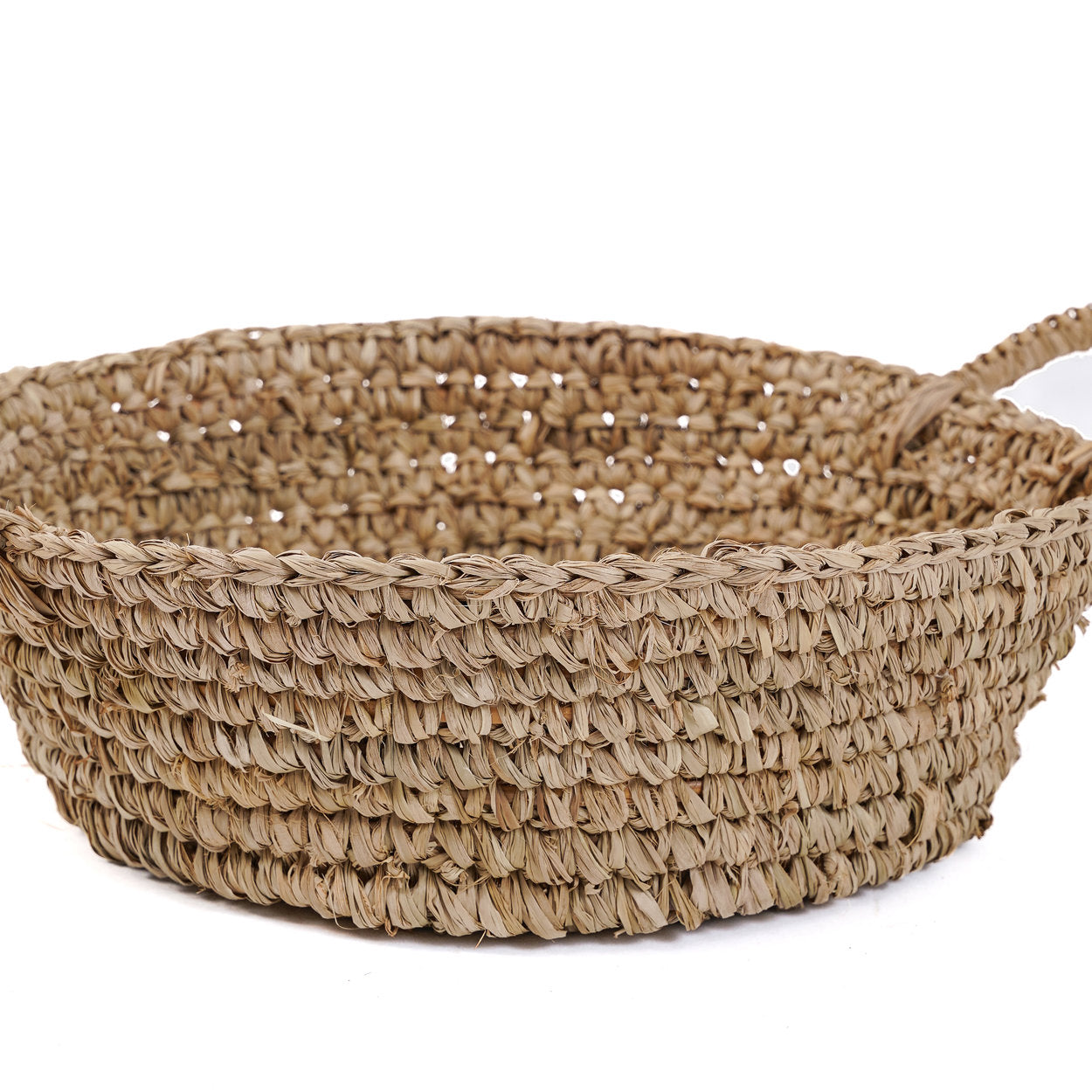 Panier rond en raphia naturel avec anses intégrées