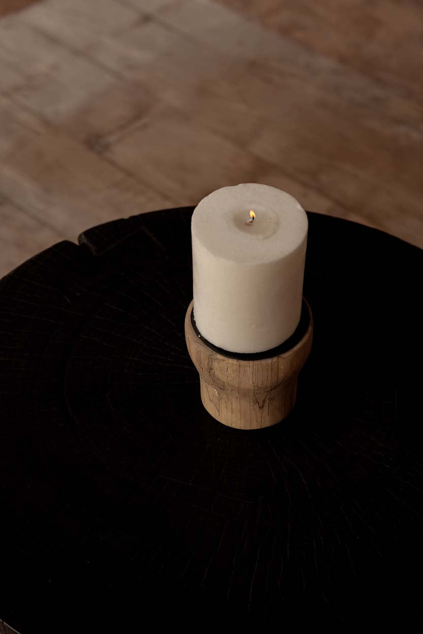 Bougie cylindrique en bois de teck clair et cire noire
