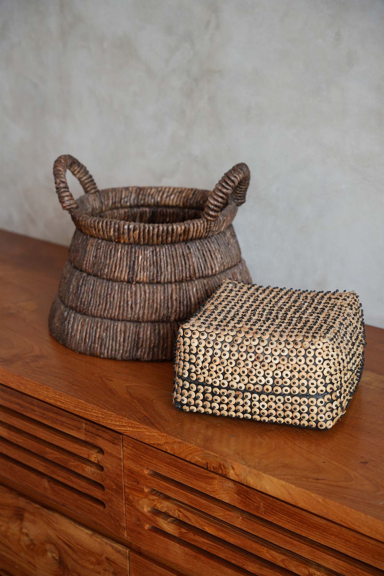 Panier en feuilles de bananier tressées forme triangle