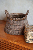 Panier en feuilles de bananier tressées forme triangle