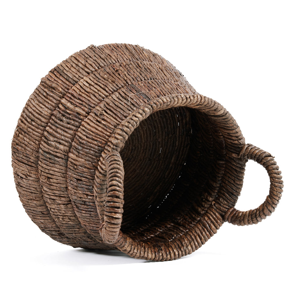 Panier en feuilles de bananier tressées forme triangle