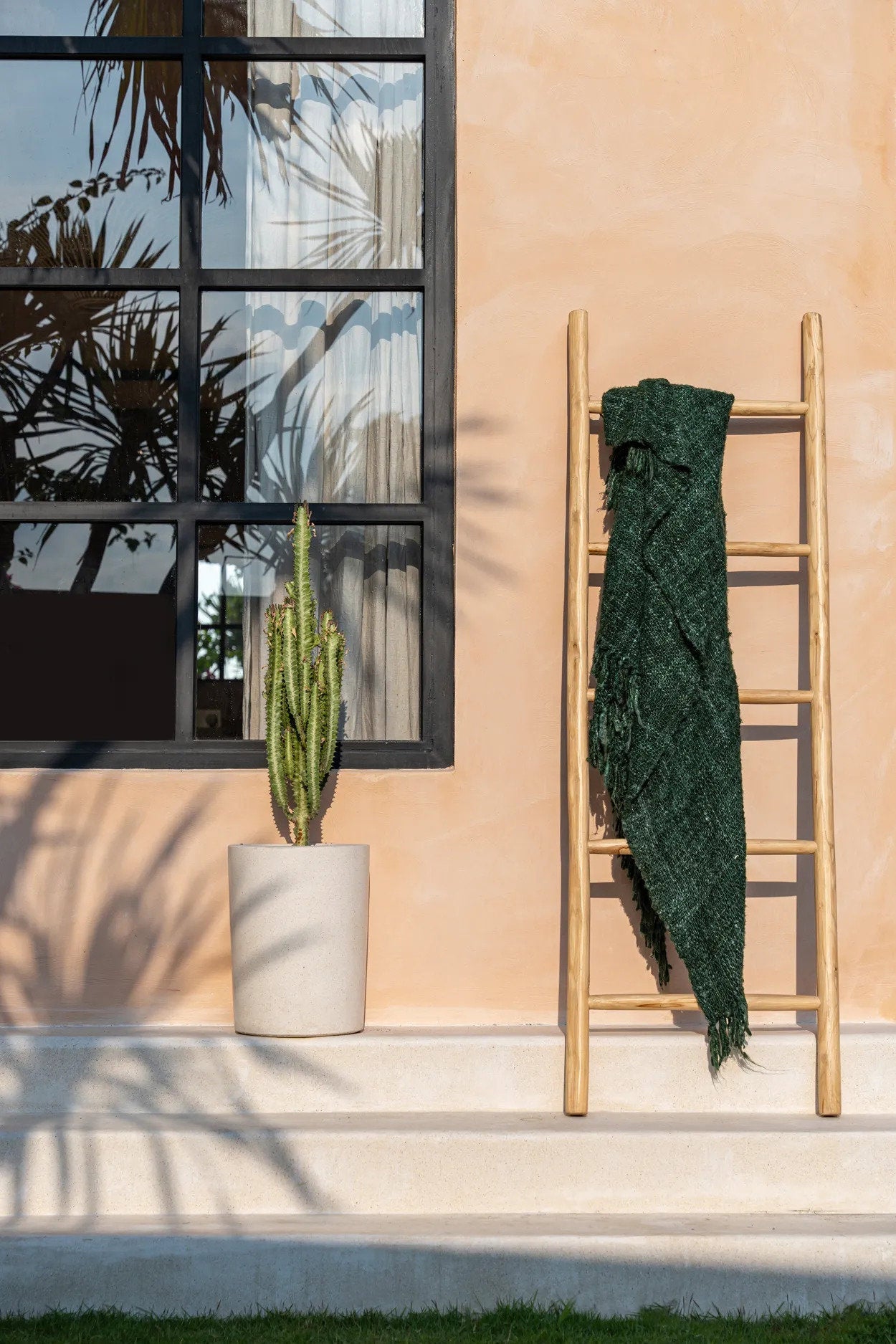Échelle décorative en teck naturel – Structure asymétrique – H165 cm