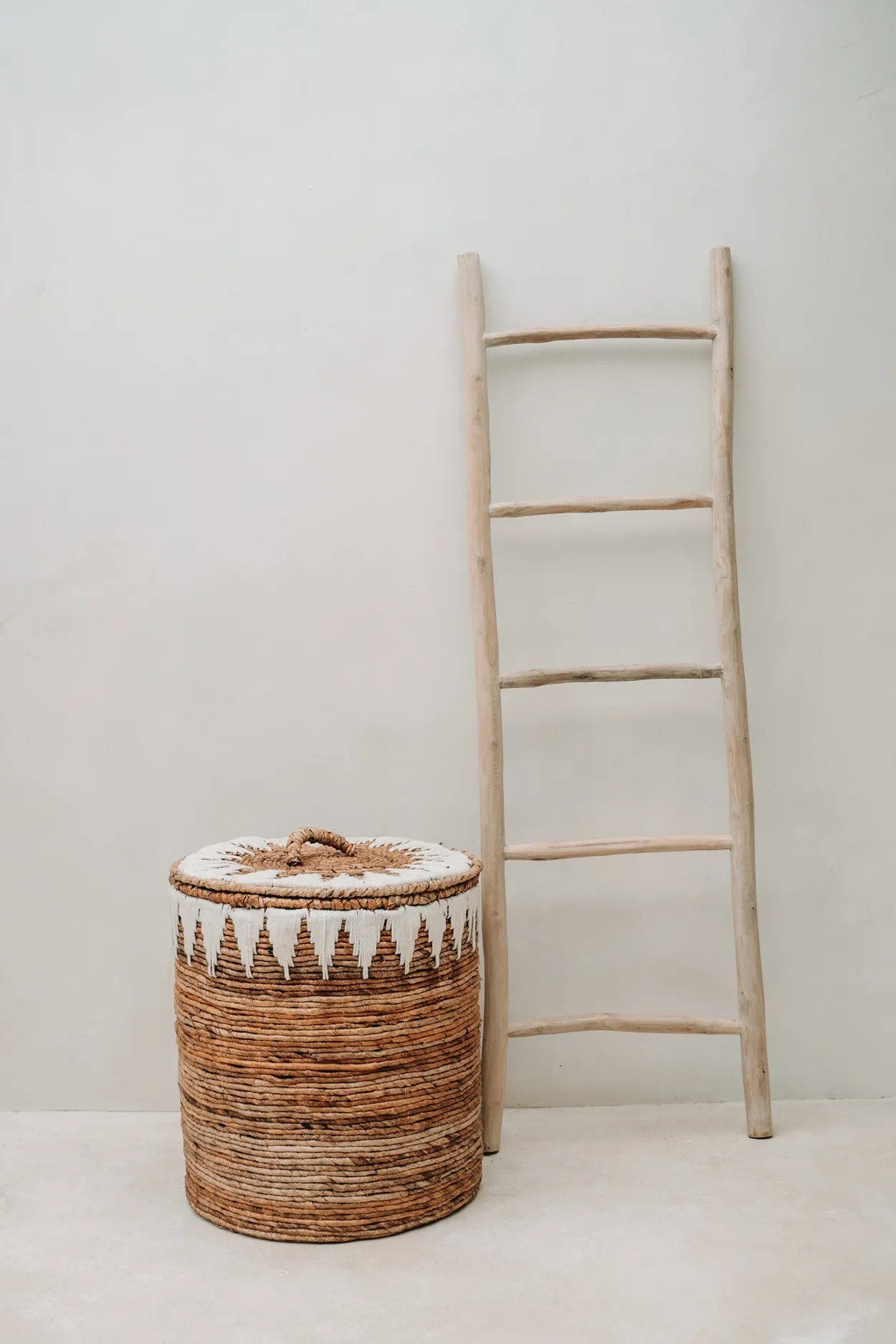 Échelle décorative en teck naturel – Structure asymétrique – H165 cm