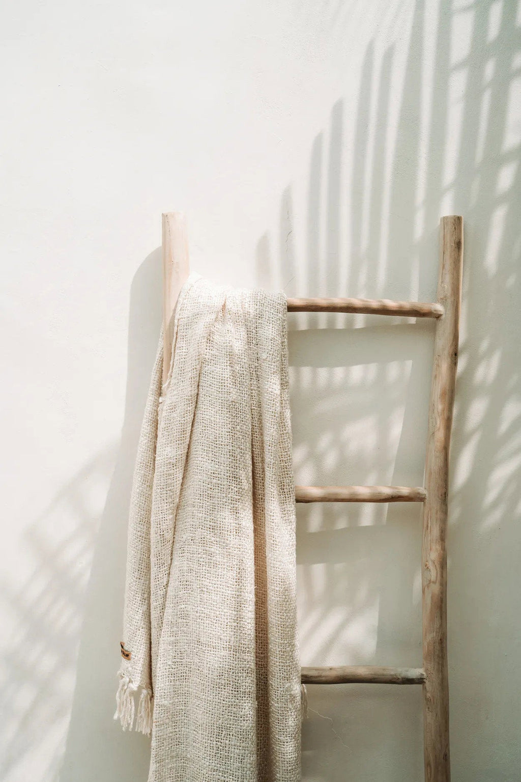 Échelle décorative en teck naturel – Structure asymétrique – H165 cm