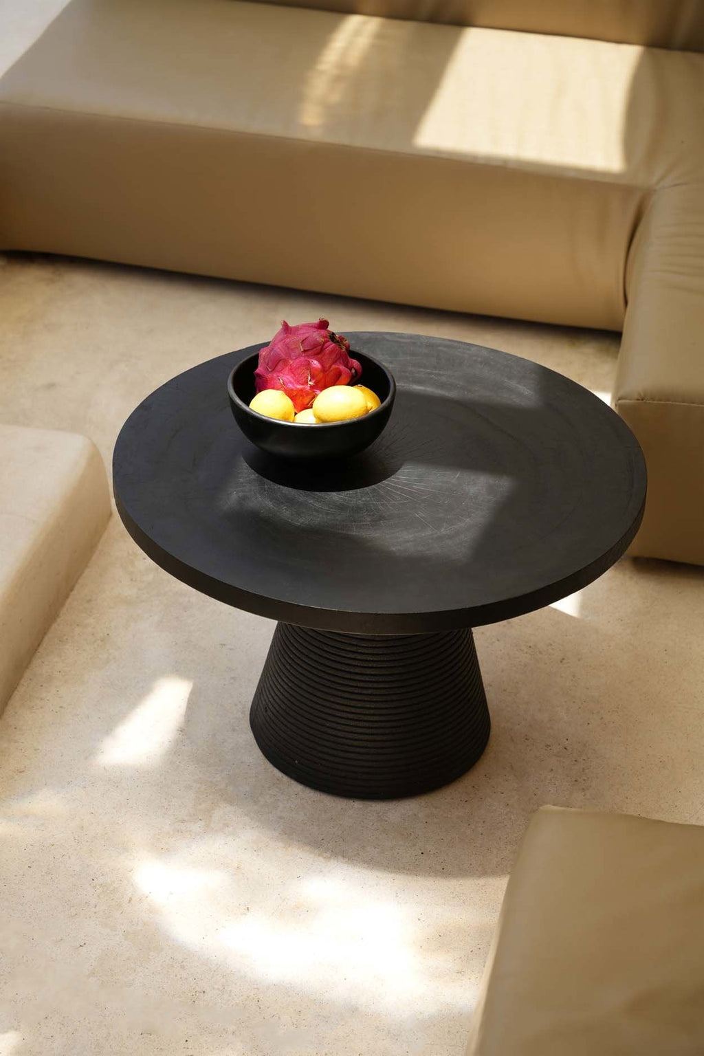 Table basse ronde en bois de suar noir avec base rainurée – Ø70 cm