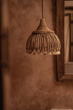 Suspension conique en abaca tressé – Pompons naturels – Ø30 cm