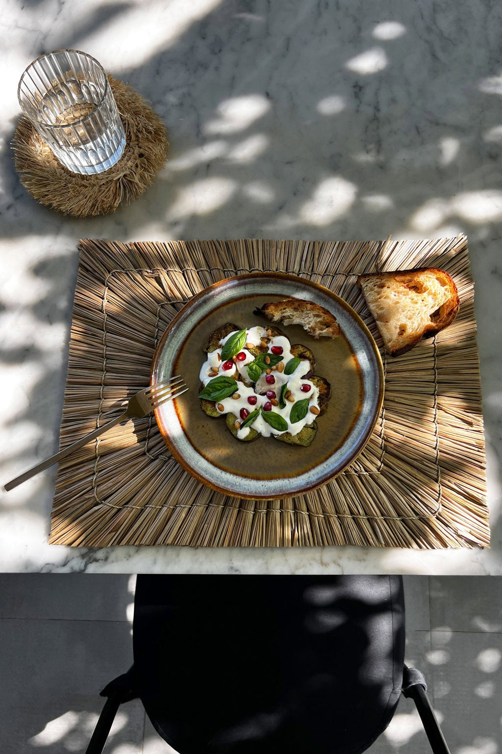 Assiette en grès émaillé dégradé brun et gris moucheté artisanale